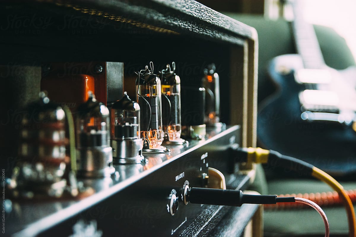 Detall del taller de reparació d’àudio a Musical Girona